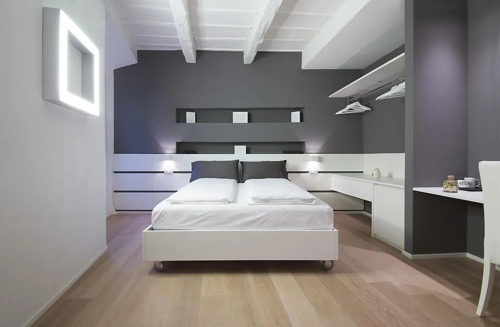 Como Luxury Rooms contacts